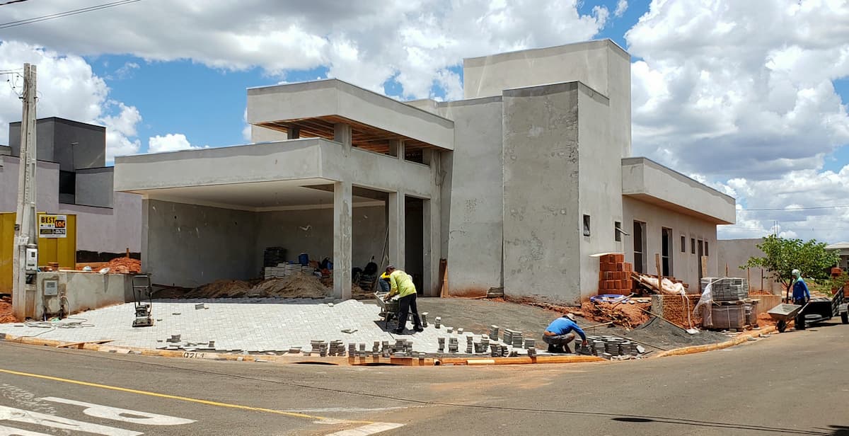 Condomínio Quinta do Lago - Residência com Revestimento externo Concluído e Execução do piso intertravado.