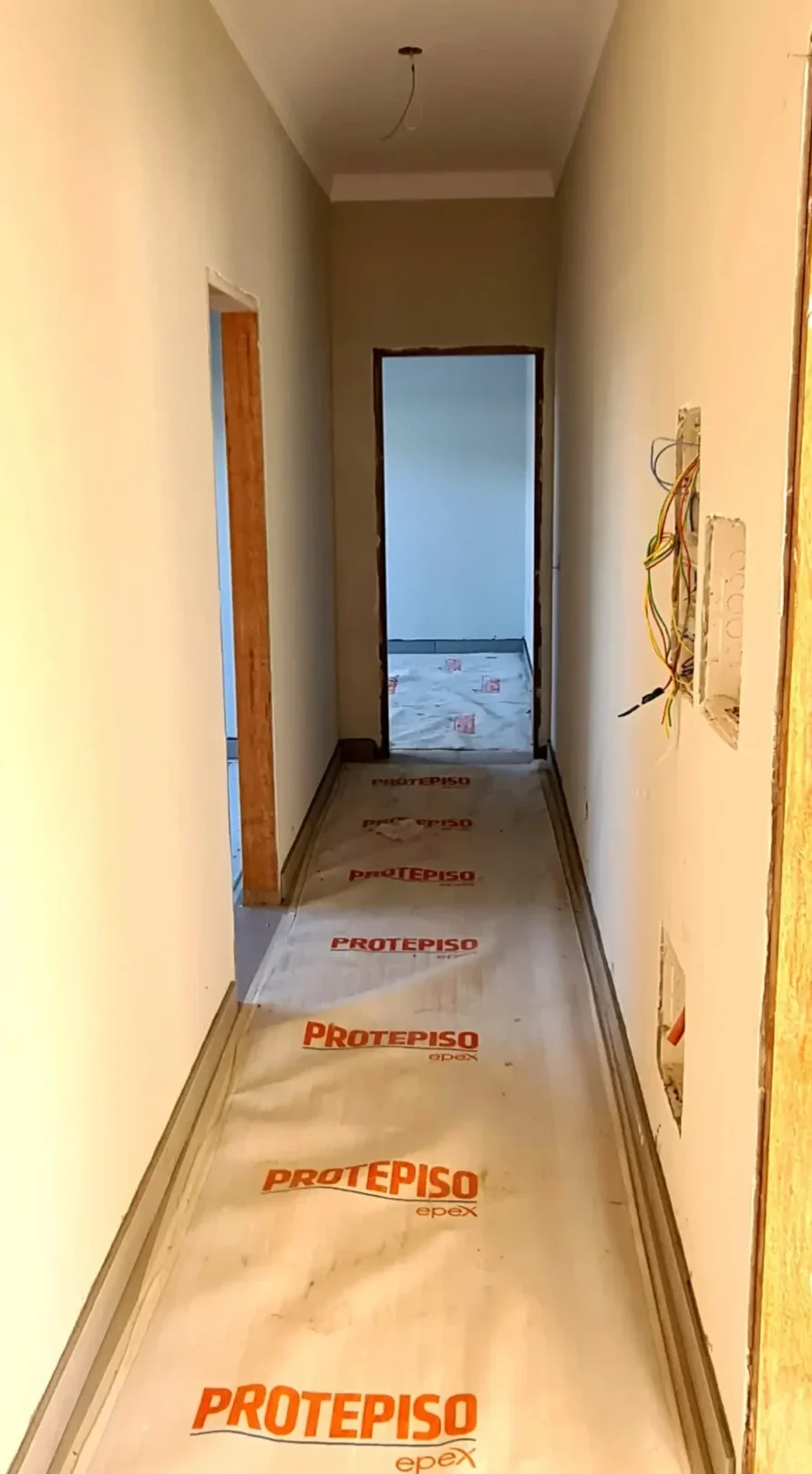 Corredor dos quartos com proteção para os pisos.Condomínio Jardim Botânico