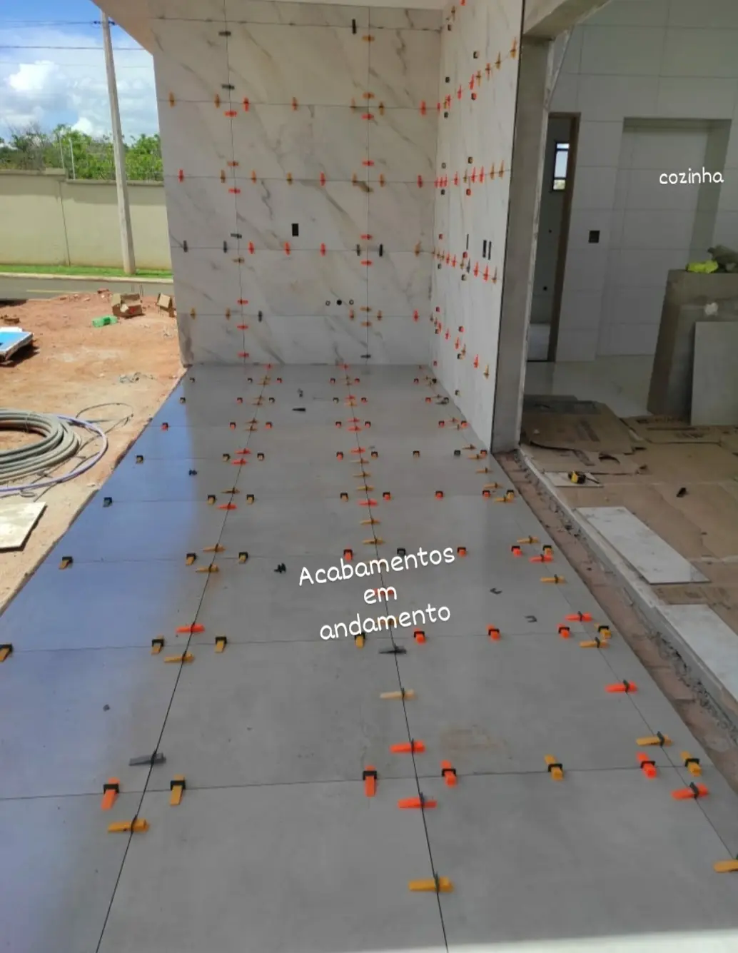 Casa no Condomínio Quinta do Lago
Revestimentos de piso e paredes em andamento.