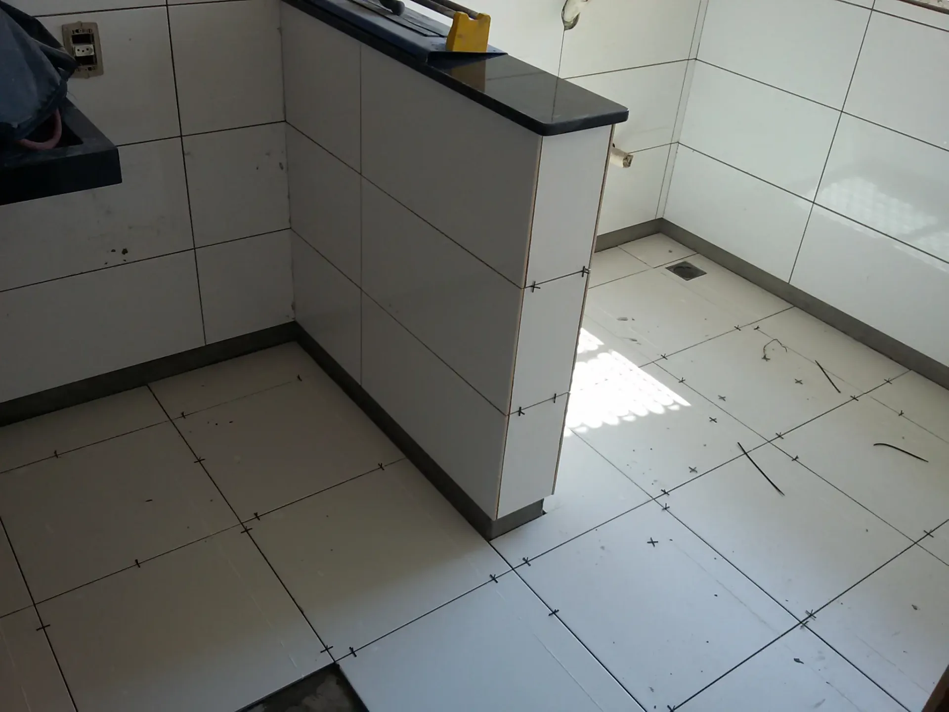 Acabamentos: Revestimento de piso e parede na cozinha com área de serviço Edifício Fênix