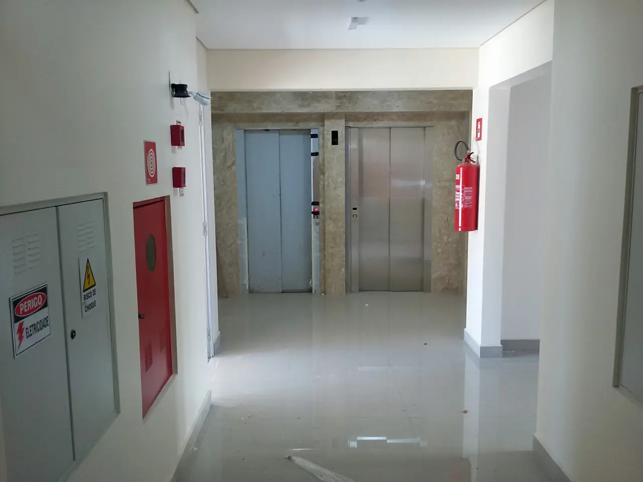 Acabamentos do Halll de entrada dos elevadoresEdifício Fênix