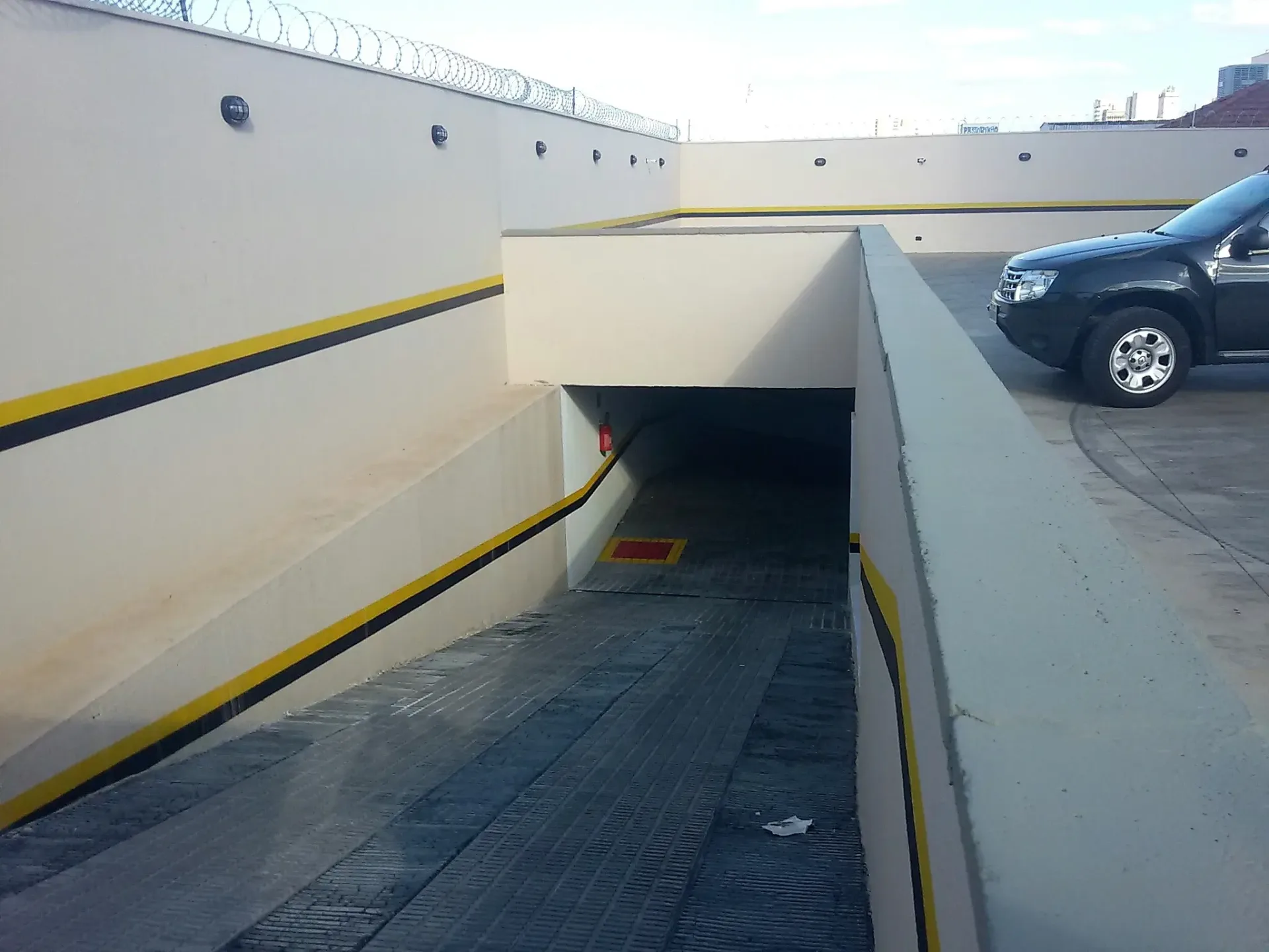 Acabamentos da Rampa de acesso da garagem  Edifício Fênix