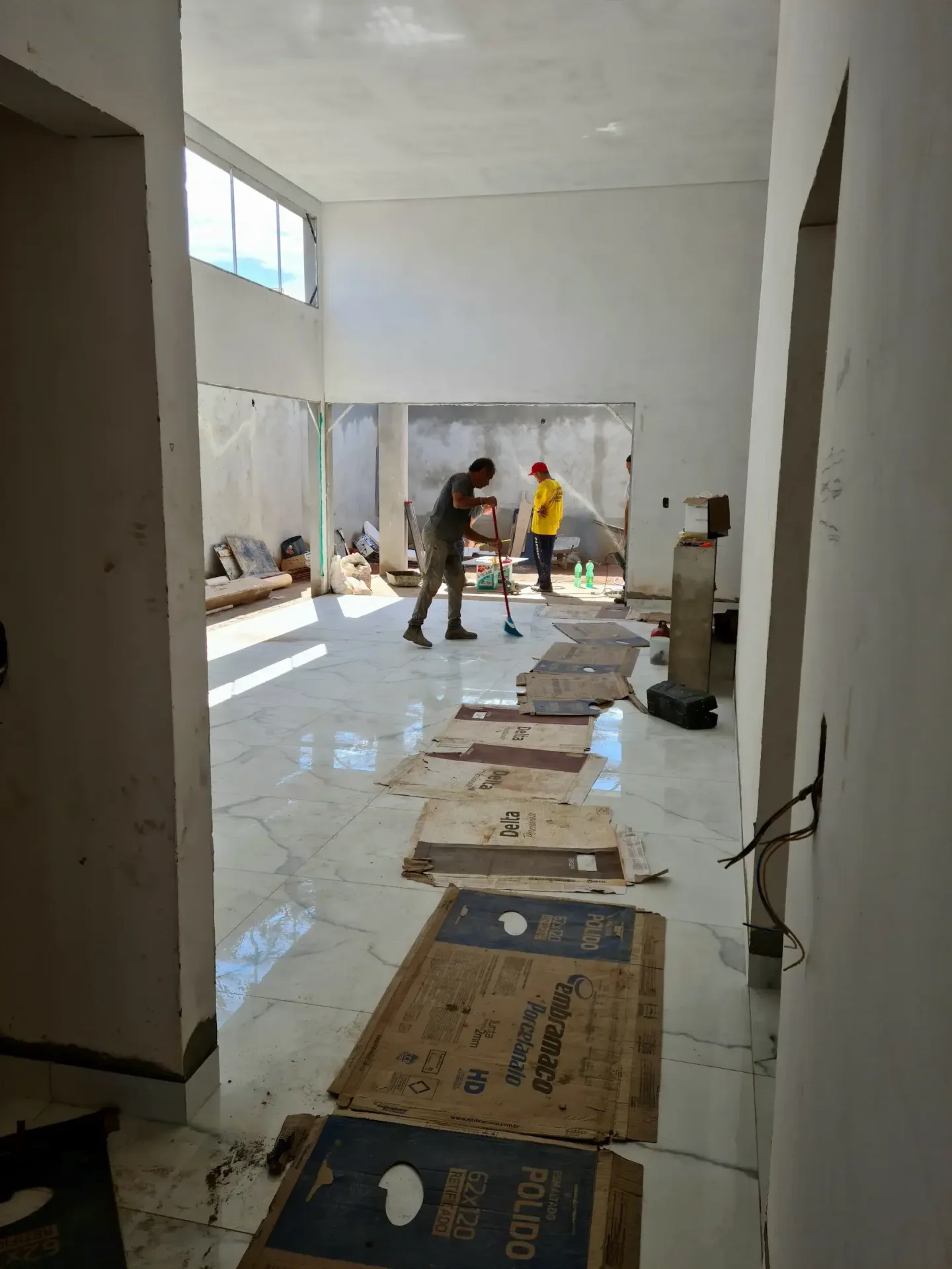 Casa no Condomínio Quinta do Lago - SJRP/SPSala e Cozinha ampla com revestimento porcelanato no piso; Forro gesso acartonado.