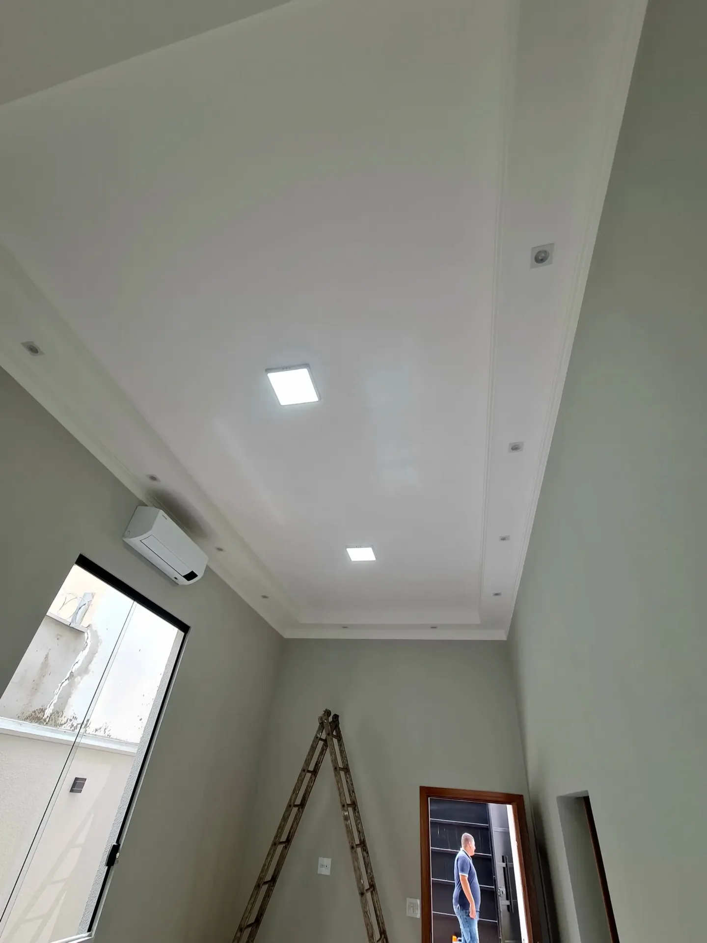 Forro de gesso acartonado com detalhe do roda teto de gesso com spots.SetSul