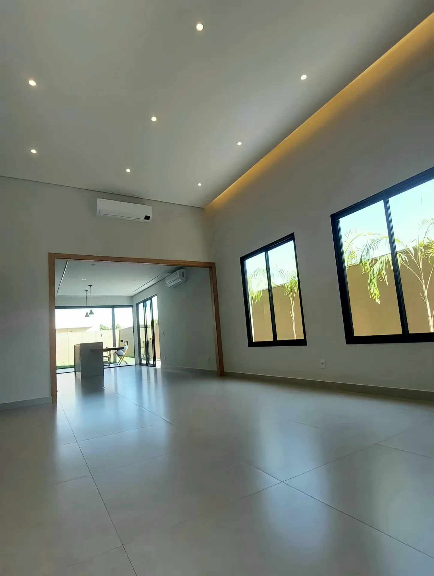 Sala com PD = 4 mts; forro de gesso acartonado, iluminação led na sanca iluminada de cortina, piso porcelanato.Pintura de parede e teto. ambiento pronto para uso.Condomínio Jardim Botânico