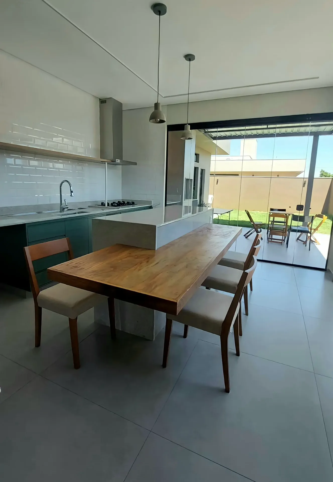 Cozinha planejada com ilha. todos os acabamentos concluídos; teto com gesso acartonado, revestimentos de paredes e piso; pintura e azulejo, porcelanato — pronto para uso.Condomínio Jardim Botânico