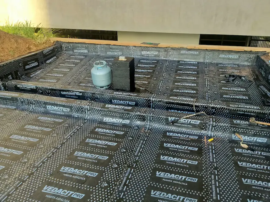 Impermeabilização com Manta Asfáltica da floreira em Condomínio.